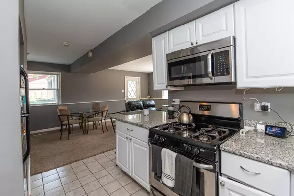 15109 Raday DR, Midlothian, IL 60445