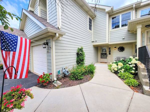 120 W Hamilton DR, Palatine, IL 60067