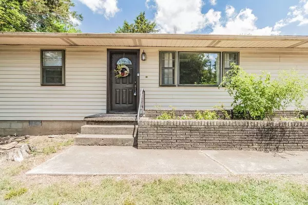 80 W Greenwood Street, Fayetteville, AR 72701