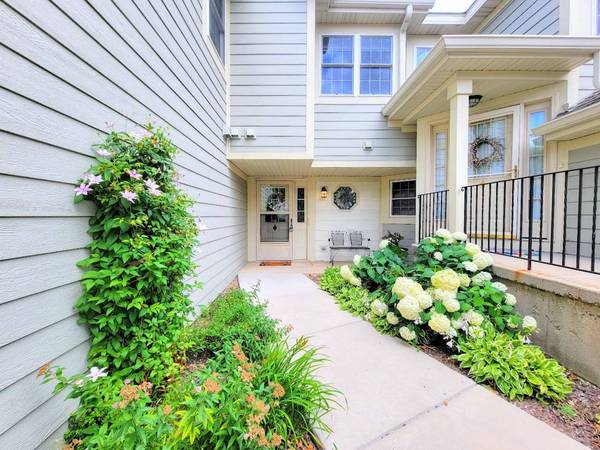 120 W Hamilton DR, Palatine, IL 60067