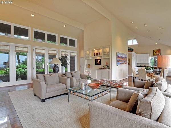 2538 SW HILLCREST DR, Portland, OR 97201