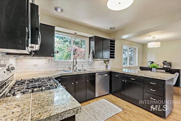 3284 W Scenic Dr, Boise, ID 83703