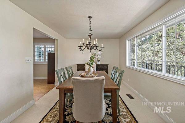 3284 W Scenic Dr, Boise, ID 83703
