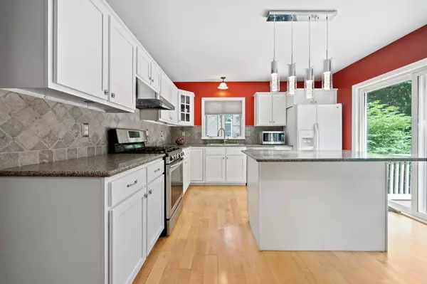 28 Exeter Farms RD, Exeter, NH 03833