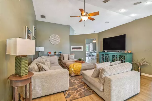 327 LOOKOUT DR, Apollo Beach, FL 33572