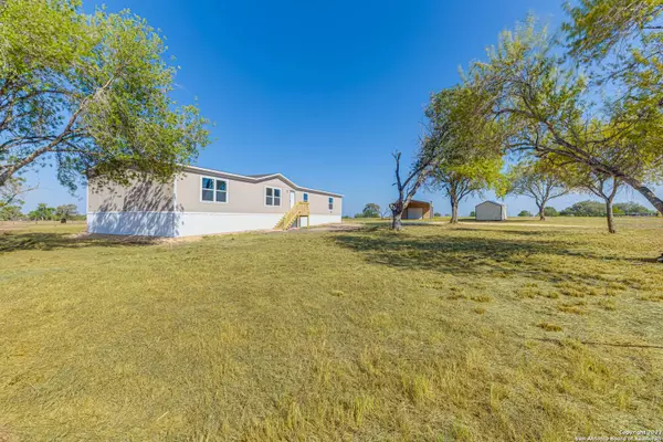 11903 State Highway 123, Falls City, TX 78113