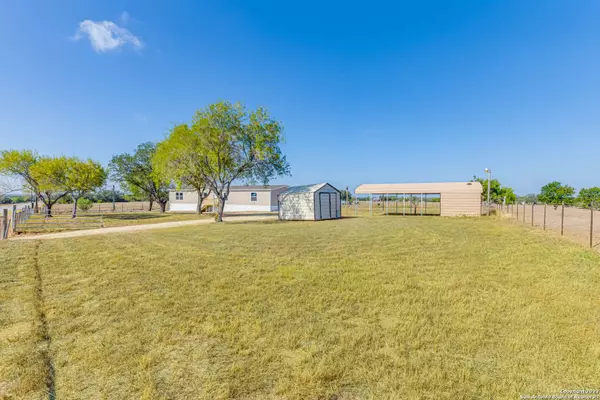 11903 State Highway 123, Falls City, TX 78113