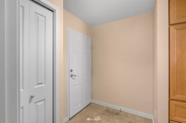 16275 NE 85th ST #109, Redmond, WA 98052