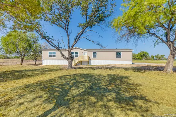 11903 State Highway 123, Falls City, TX 78113