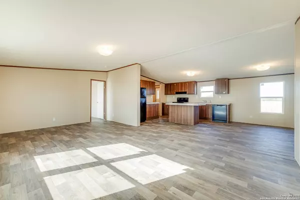 11903 State Highway 123, Falls City, TX 78113