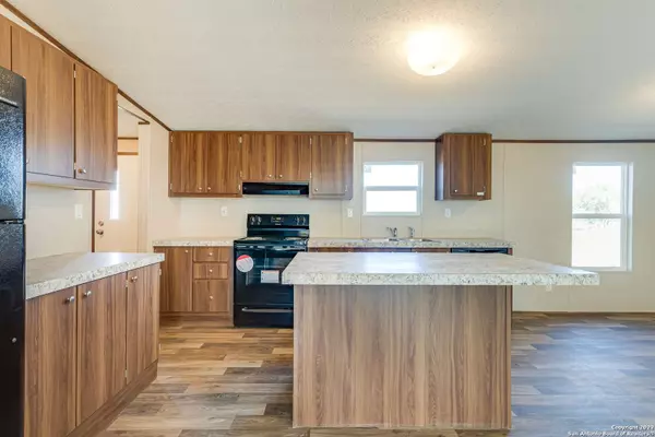 11903 State Highway 123, Falls City, TX 78113