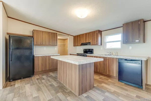 11903 State Highway 123, Falls City, TX 78113