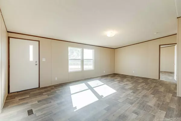 11903 State Highway 123, Falls City, TX 78113