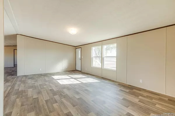 11903 State Highway 123, Falls City, TX 78113