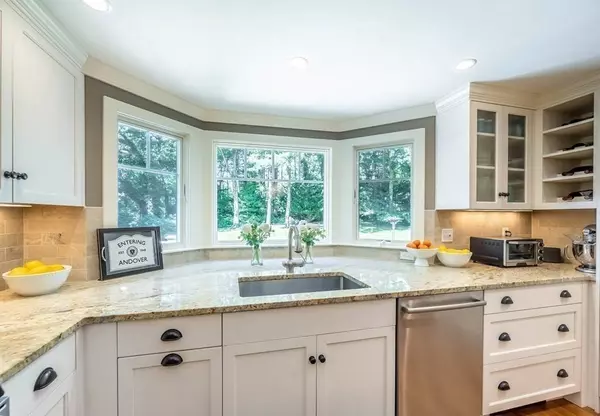 1 Rennie Dr, Andover, MA 01810