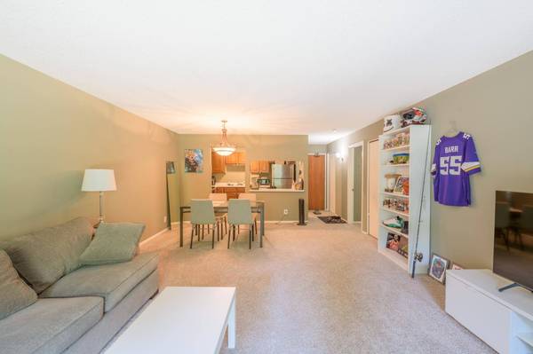 10441 Greenbrier RD #107, Minnetonka, MN 55305