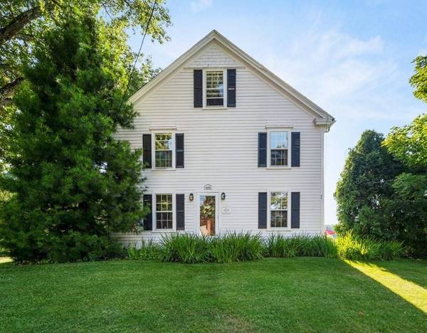 7 Central St, Southborough, MA 01772