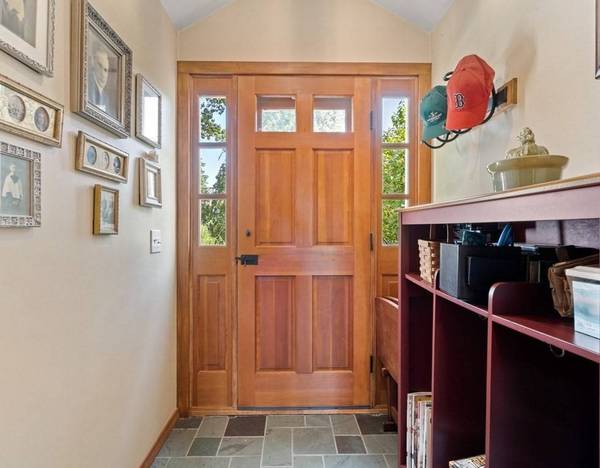 7 Central St, Southborough, MA 01772