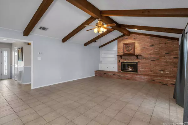 2045 YOSEMITE ST, Pleasanton, TX 78064-1717