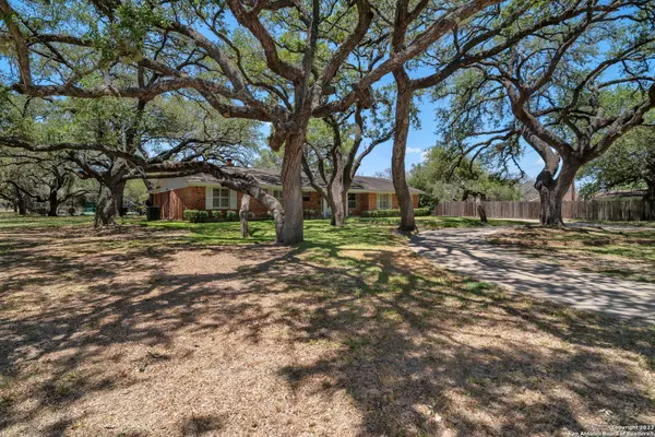 2045 YOSEMITE ST, Pleasanton, TX 78064-1717