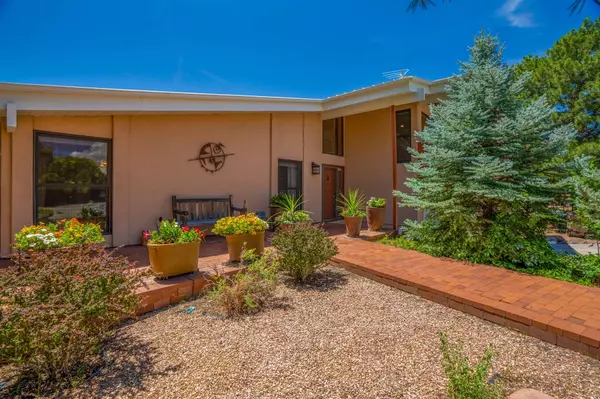 285 Garver LN, White Rock, NM 87547