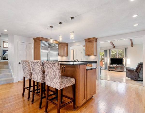 15 Manor Ave, Burlington, MA 01803