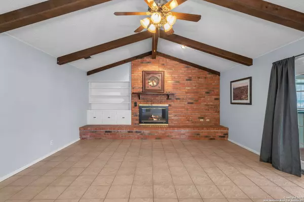 2045 YOSEMITE ST, Pleasanton, TX 78064-1717