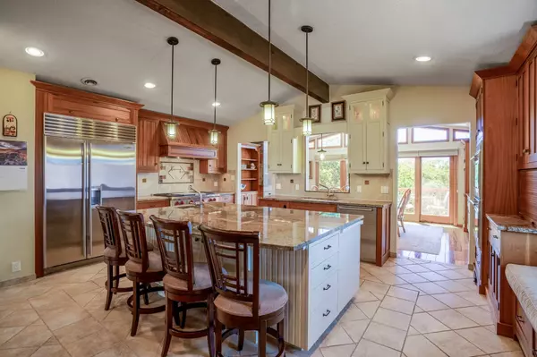 285 Garver LN, White Rock, NM 87547