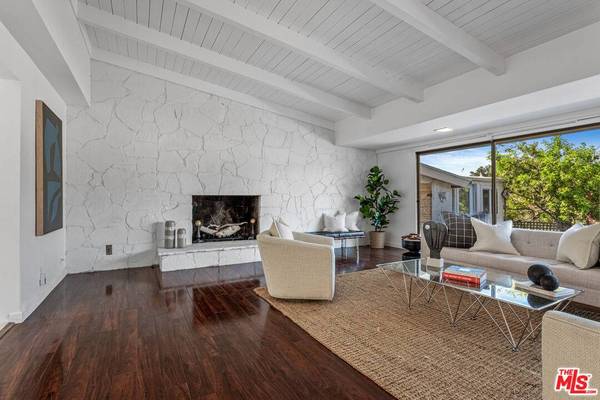 3800 Multiview Dr, Los Angeles, CA 90068