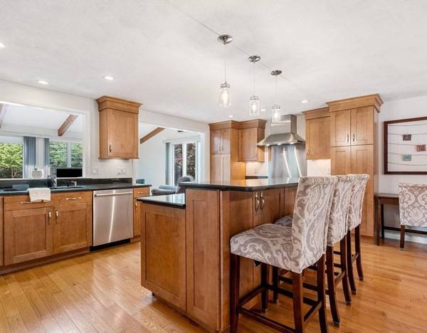 15 Manor Ave, Burlington, MA 01803