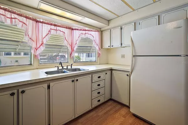 220 PINEWOOD DR, Eustis, FL 32726