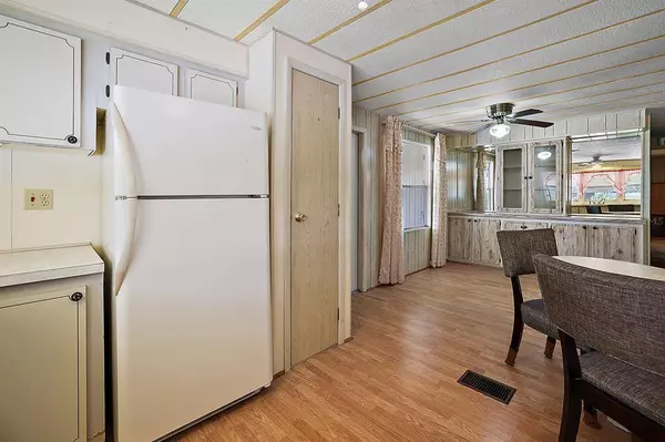 220 PINEWOOD DR, Eustis, FL 32726