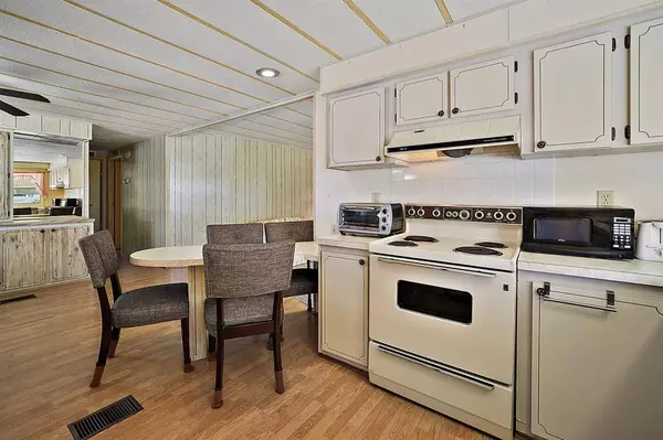 220 PINEWOOD DR, Eustis, FL 32726