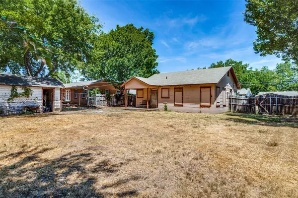 404 E Franklin Street, Grapevine, TX 76051