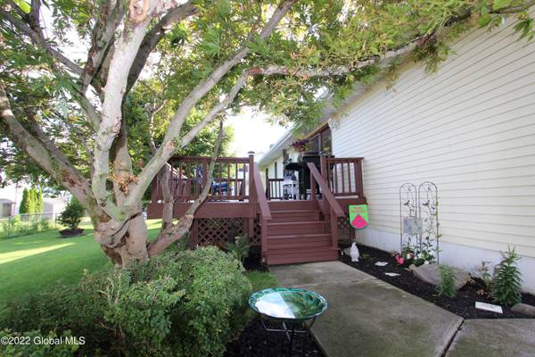 27 Village Lane East, Amsterdam, NY 12010