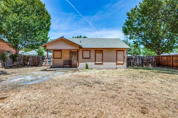 404 E Franklin Street, Grapevine, TX 76051