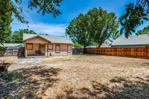 404 E Franklin Street, Grapevine, TX 76051