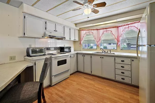 220 PINEWOOD DR, Eustis, FL 32726