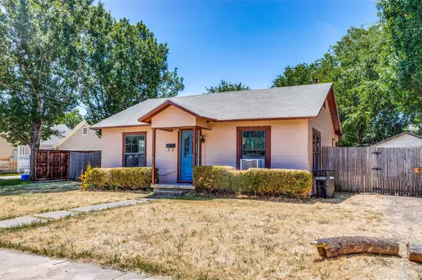 404 E Franklin Street, Grapevine, TX 76051