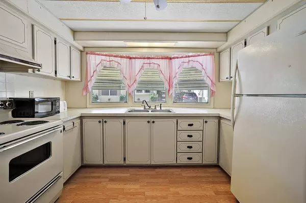 220 PINEWOOD DR, Eustis, FL 32726