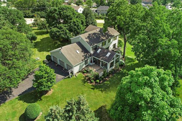 2036 Abbotsford DR, Inverness, IL 60010