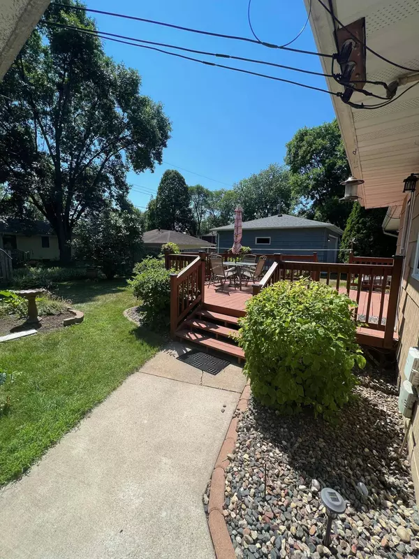 6925 39th AVE N, Crystal, MN 55427