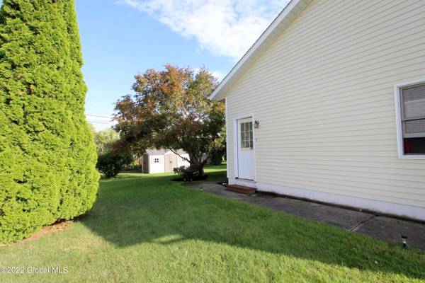 27 Village Lane East, Amsterdam, NY 12010