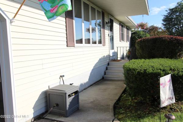 27 Village Lane East, Amsterdam, NY 12010