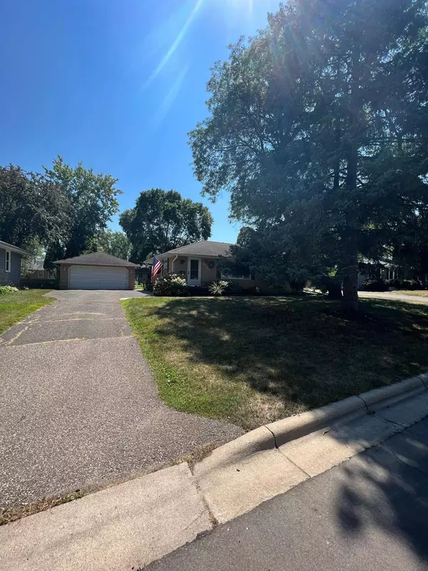 6925 39th AVE N, Crystal, MN 55427