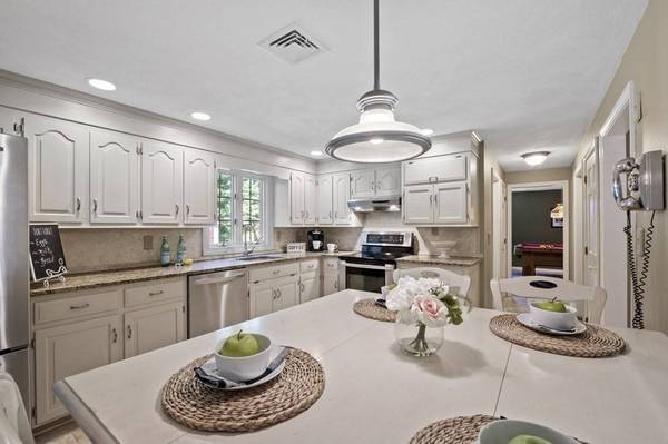 178 Bridges Ln, North Andover, MA 01845