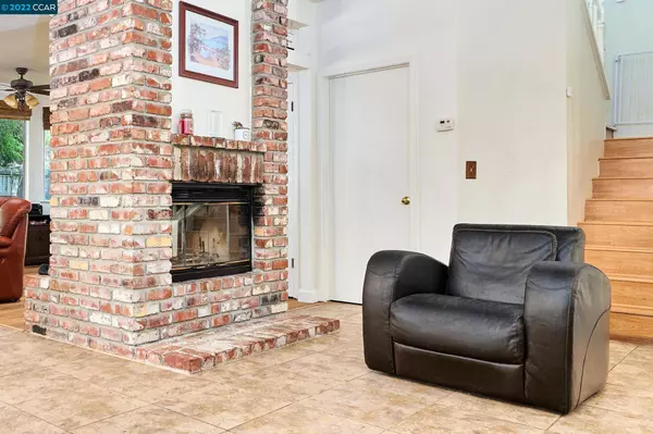 444 Oak Valley Dr, Vacaville, CA 95687