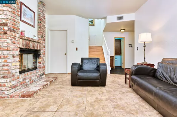 444 Oak Valley Dr, Vacaville, CA 95687