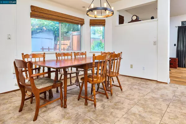 444 Oak Valley Dr, Vacaville, CA 95687