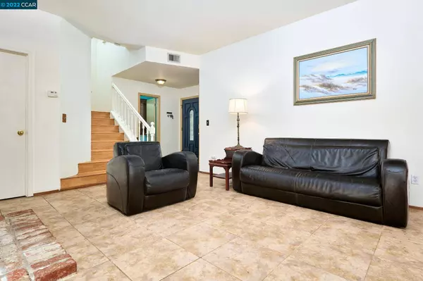 444 Oak Valley Dr, Vacaville, CA 95687